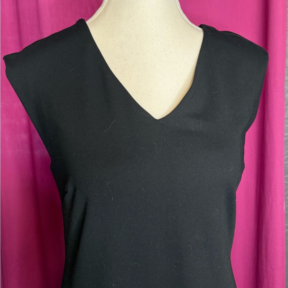 💃🏼💃🏼💃🏼Tahari black dress. Slightly body con. Size S. NWT.
